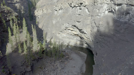 Erkundung-Einer-Tiefen-Felsigen-Schlucht-Mit-Einem-Langsam-Fließenden-Fluss,-Der-Durch-Die-Landschaft-Fließt