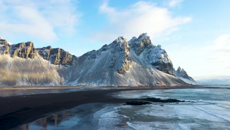 Playa-De-Arena-Negra-En-Islandia-Durante-La-Puesta-De-Sol-En-Una-Mañana-De-Invierno