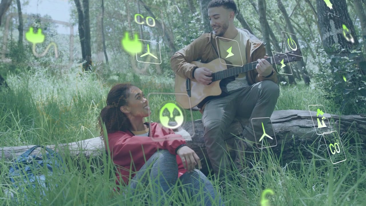 Uomo che inizia a strimpellare la chitarra in una radura, donna sorridente, icone di energia che si alzano intorno a loro, per l'ecologia.