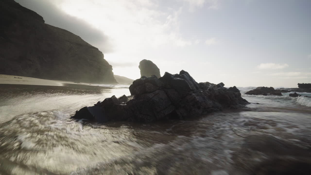 코페테 해변 푸에르테벤투라 카나리아 섬 스페인, 용암 암석이 있는 열대 모래 해변, 바다 경치의 극단적인 근접
