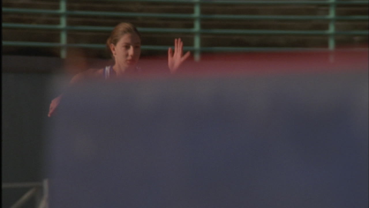 una mujer intenta un salto de altura