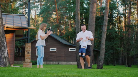 Junge-Glückliche-Familie-Spielt-Mit-Einem-Kind-Im-Hinterhof-Des-Hauses