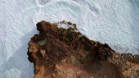 Drohnenansicht-Von-Wildwasserwellen-Des-Ozeans,-Die-Auf-Küstenfelsen-In-Der-Nähe-Von-Elliston,-Eyre-Peninsula,-Südaustralien-Treffen