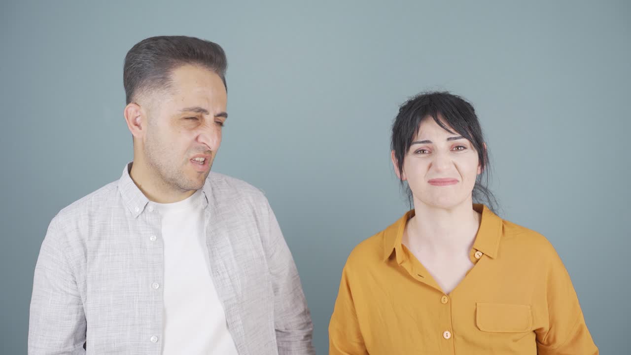 혐오스러운 커플.