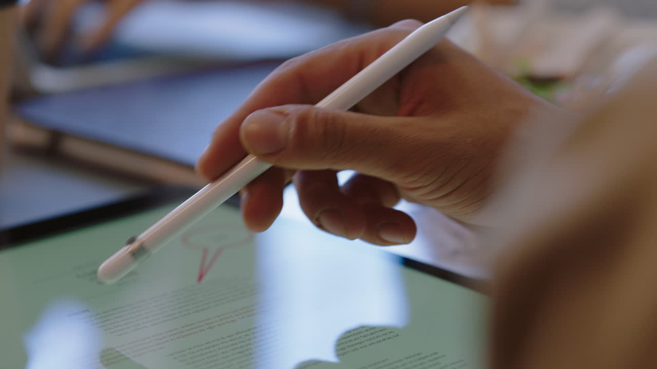 hombres de negocios con las manos usando una tableta viendo un proyecto en la pantalla navegando por documentos corporativos en línea en la sala de juntas de la oficina reuniéndose de cerca con un lápiz
