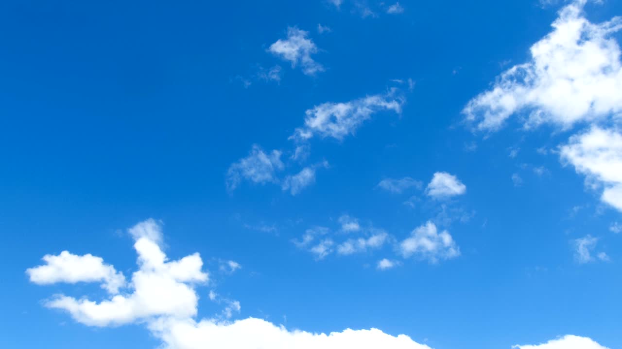 파란 하늘에서 구름이 움직이고 있습니다. 타임스