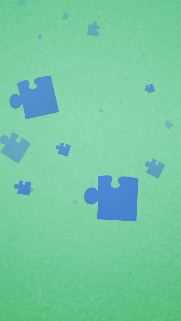 Animazione di pezzi di puzzle blu che cadono su sfondo verde