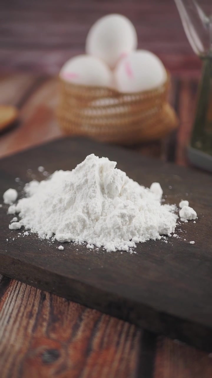 Cumulo di farina bianca su un tagliere di legno