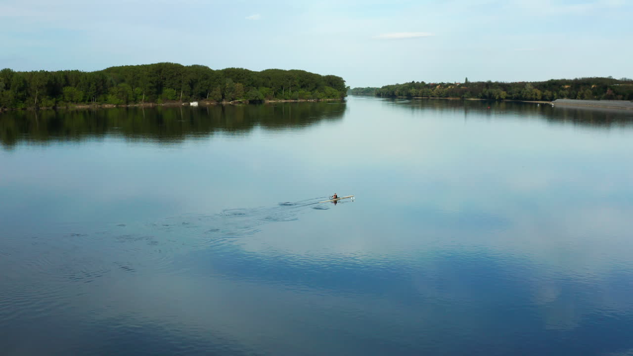 부코바르 크로아티아의 다뉴브 강 기슭으로 돌아가는 작은 배를 탄 남자