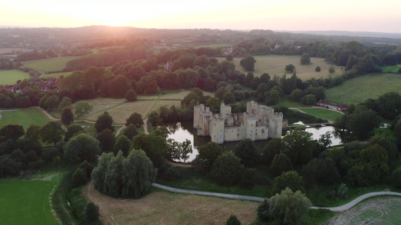 Castello europeo, vista aerea con drone al tramonto, fortezza di Bodiam, Inghilterra.