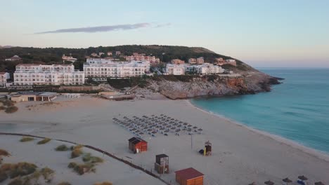 Hermosas-Imágenes-De-Drones-De-La-Playa-Cala-Mesquida-En-El-Norte-De-Mallorca-Mientras-El-Amanecer-Sin-Turistas---Playa-Vacía---Pandemia-De-Crisis-De-Covid-19---Nadie-En-La-Playa-Con-Tumbonas