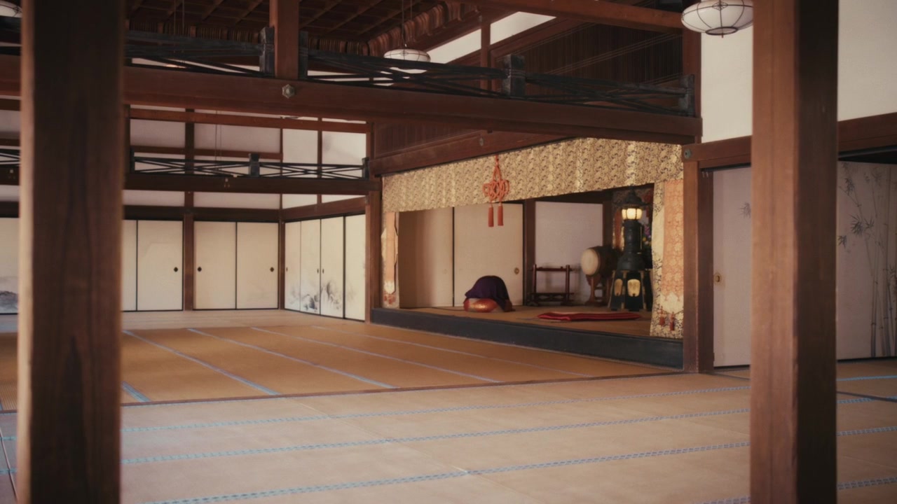 Nội thất của một sảnh truyền thống tại chùa Kencho-ji ở Kamakura, trưng bày sàn tatami, cột gỗ, cửa trượt fusuma và không gian bàn thờ được nâng cao có thể nhìn thấy qua một tấm rèm trang trí công phu.