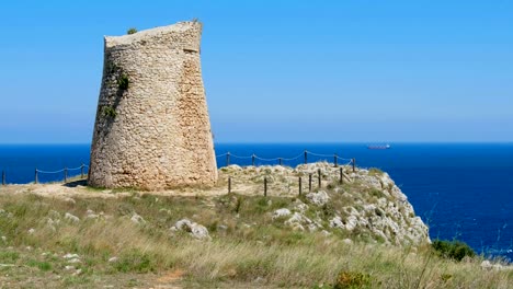 salento campo pintoresco torre de vigilancia costera torre del mar de sant emiliano - otranto - apulia - italia