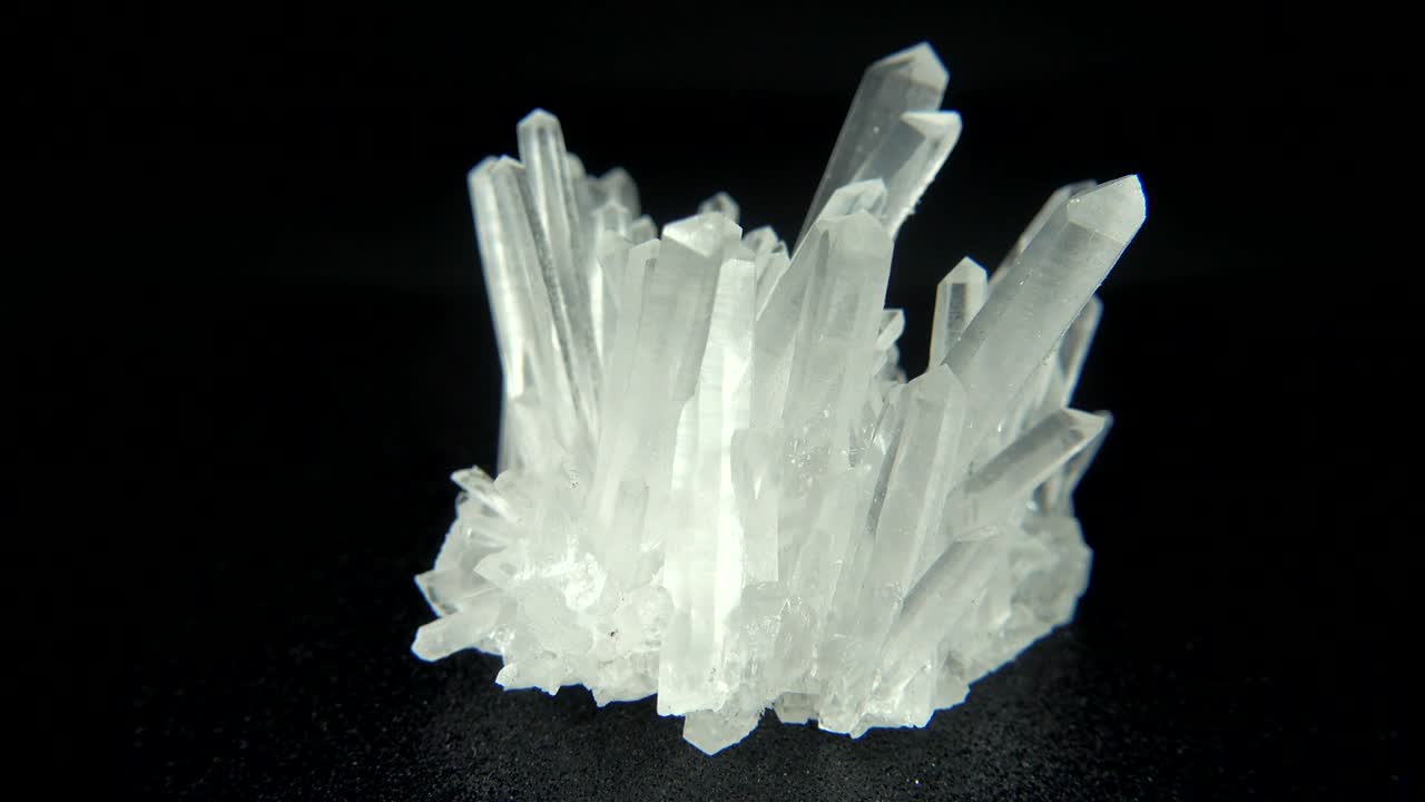 검은색 배경 앞에 색 광물 (화석) 을 원활하게 회전시니다.