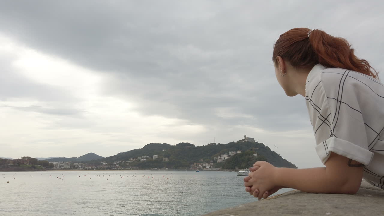 바다를 바라보는 여자