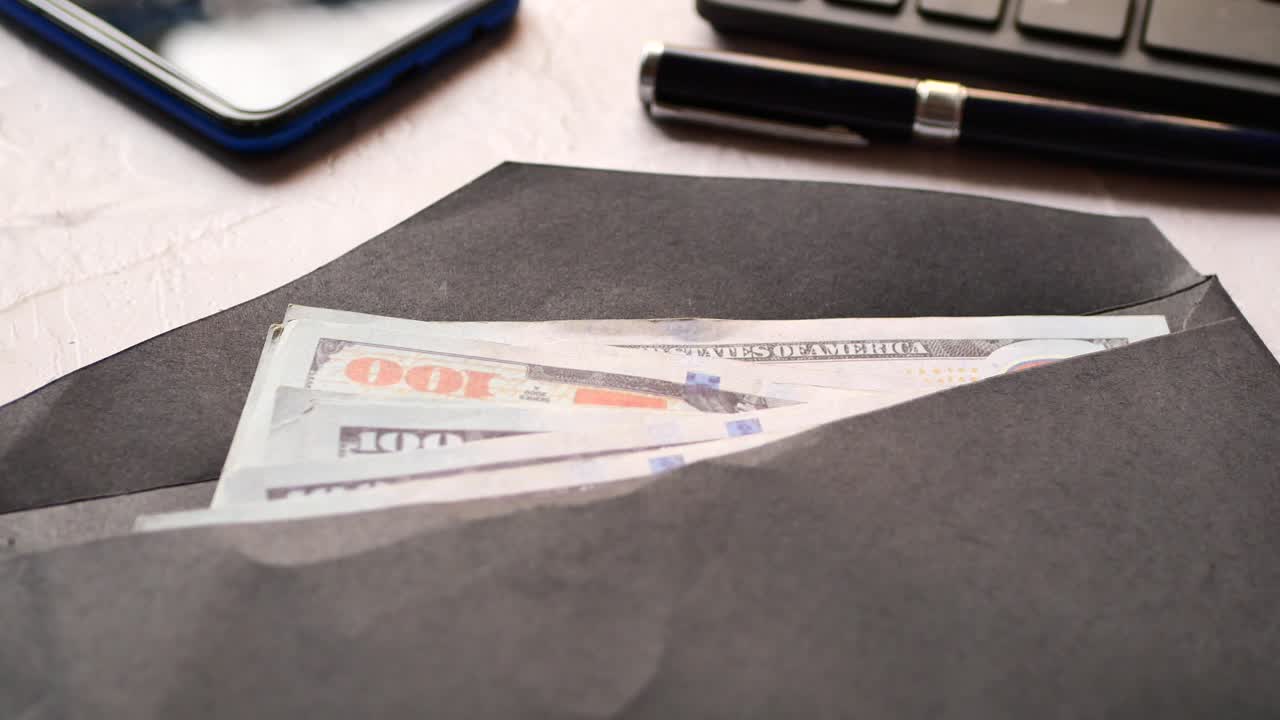 деньги в конверте