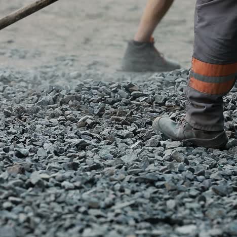 los trabajadores lanzan grava con palas