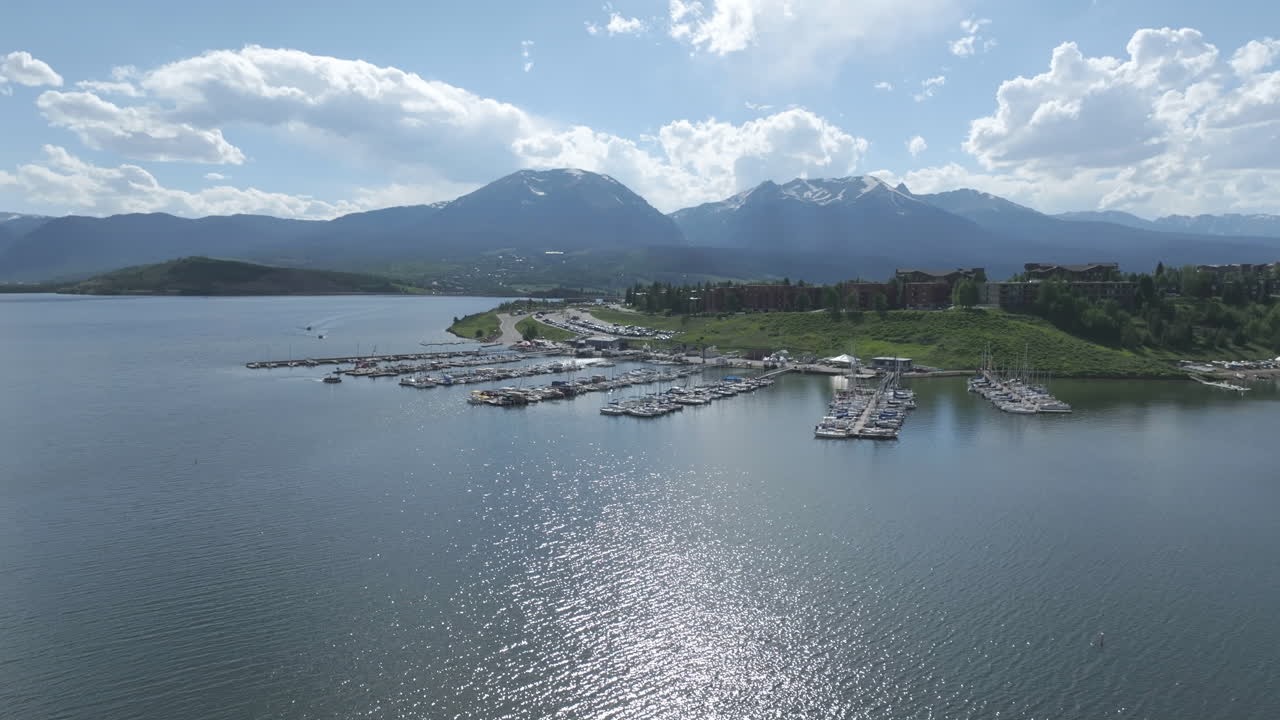 vista aérea del lago dillon marina, colorado, estados unidos