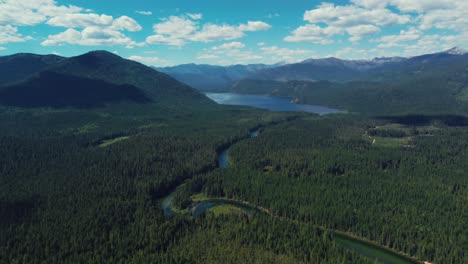 Sereno-Lago-Del-Sacerdote-Rodeado-De-Un-Exuberante-Bosque-De-Pinos-En-Idaho,-Ee.uu.