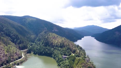 Luftdrohnenaufnahme,-Die-Schwenkt,-Um-Einem-Flussausläufer-Am-Berghang-Zu-Folgen