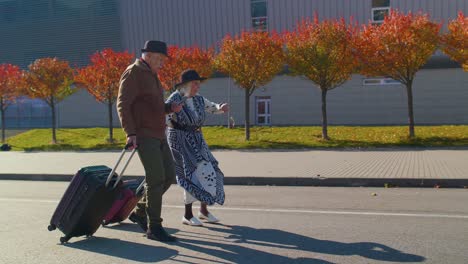 Los-Turistas-Jubilados-Mayores-Abuela-Abuelo-Llegan-Tarde-Corriendo-Con-Equipaje-Al-Hall-Del-Aeropuerto