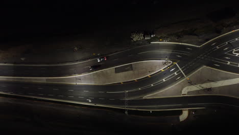 vista aérea de arriba hacia abajo cruce de tráfico iluminado autopista torcida canadiense por la noche