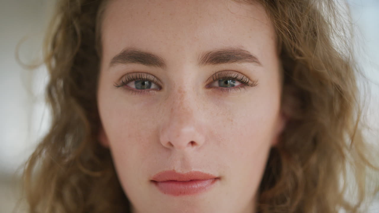 아름다운 젊은  ⁇ 은 머리 여자가 카메라를 바라보는 클로즈업 초상화 평온한 매력적인 독립적인 여성 학생 실제 사람들 시리즈