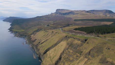 Steep-highlands-at-Isle-of-Skye-with-the-Old-Man-of-Storr-in-the-Background