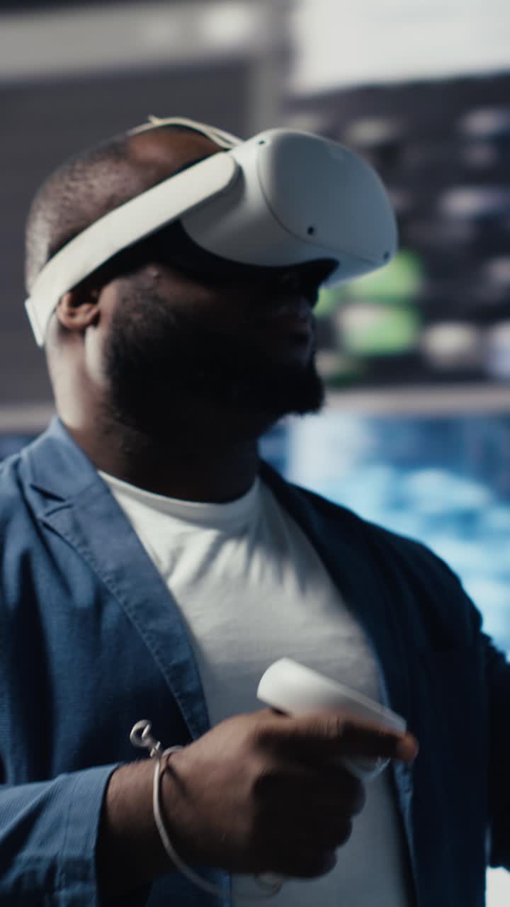 Uomo che indossa un visore VR con realtà virtuale