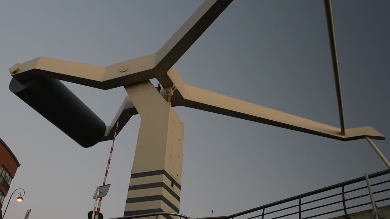 하를렘 의 강 을 가로지르는 네덜란드 의 다리 의 근처