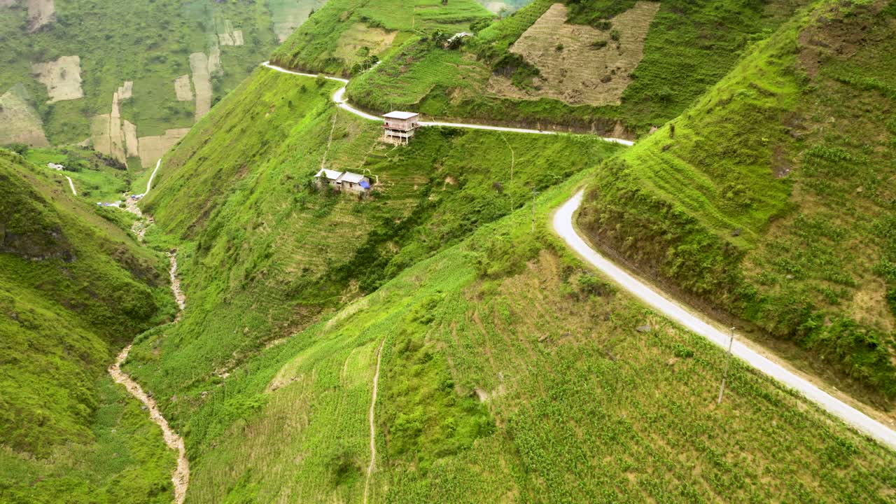 가파른 계곡을 깎아 만든 멋진 산길