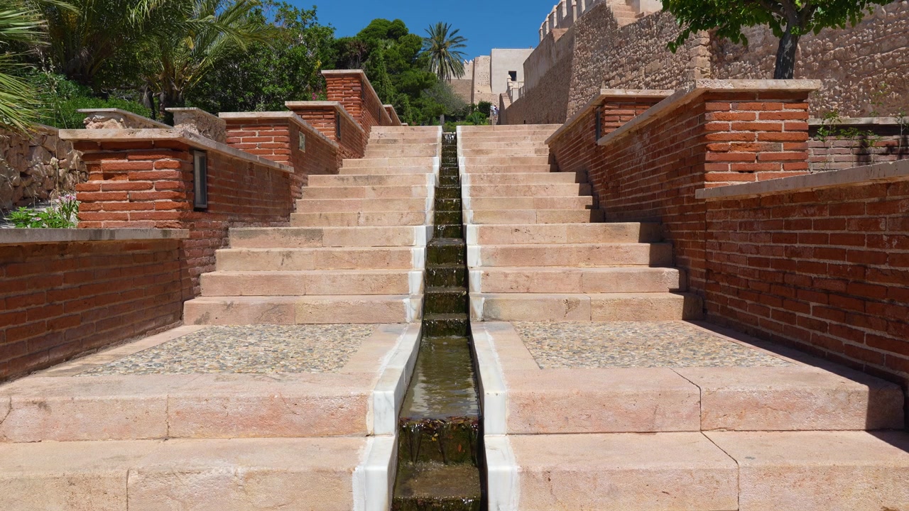 Scalinata in pietra con uno stretto canale d'acqua all'interno della fortezza dell'Alcazaba di Almería in Andalusia, Spagna, un luogo di riprese per le scene di Dorne di Game of Thrones.