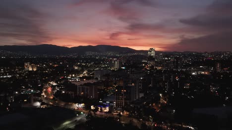 Tonos-Anaranjados-Brillantes-Iluminan-El-Cielo-Nocturno-En-La-Parte-Sur-De-La-Ciudad-De-México