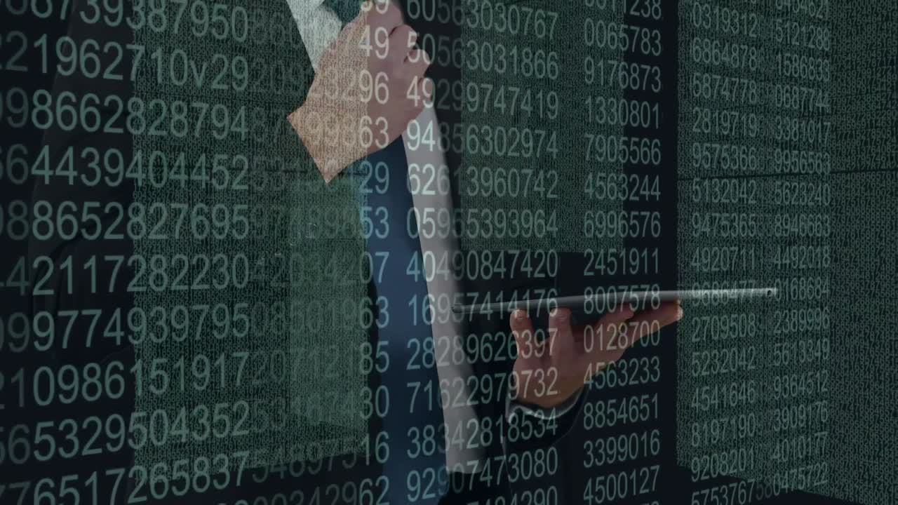 animación del procesamiento de datos sobre el hombre de negocios en la sala de servidores