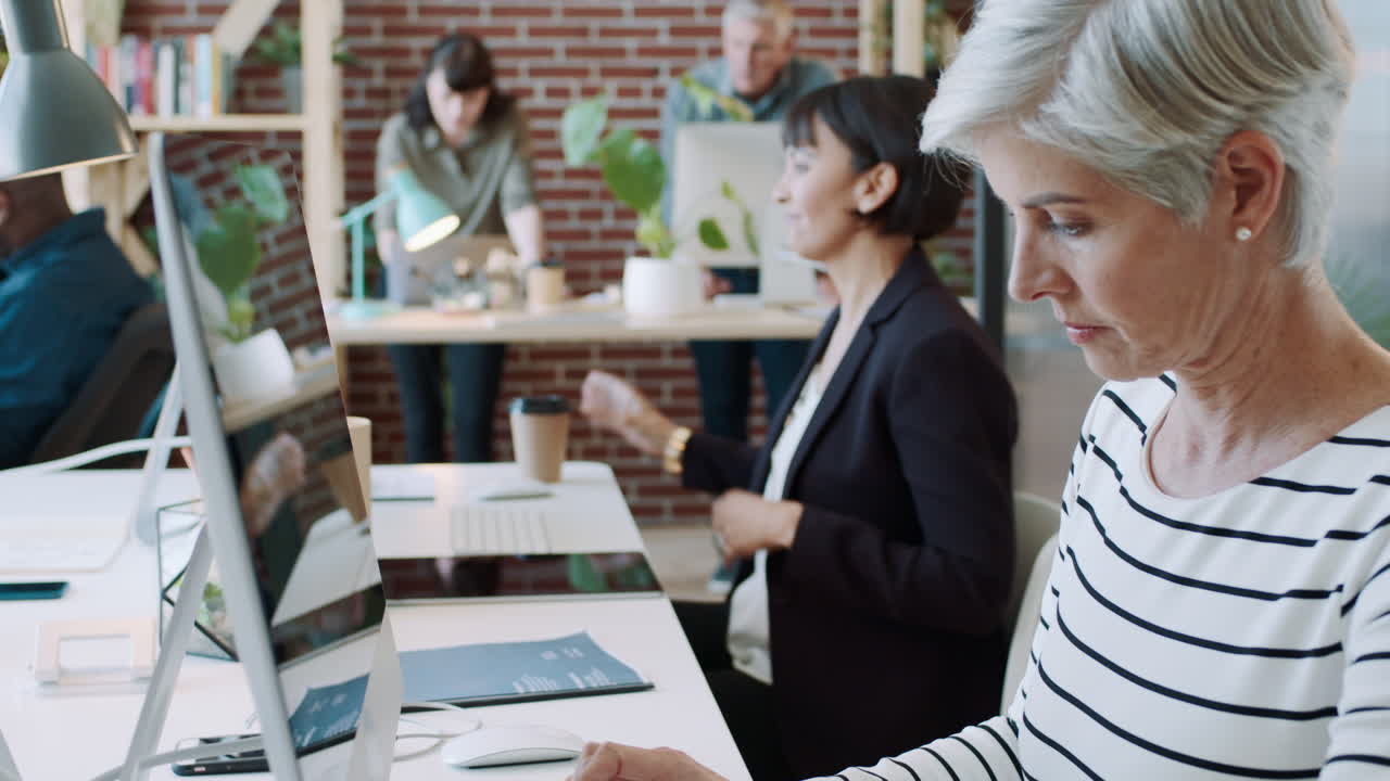 노인 창의적인 여성, 컴퓨터