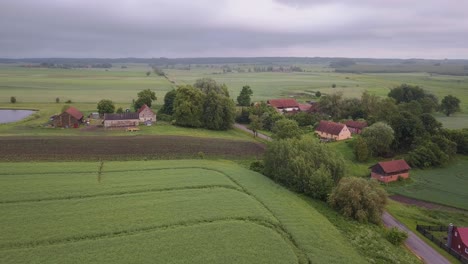 Toma-Aérea-Del-Campo-En-Un-Día-Nublado