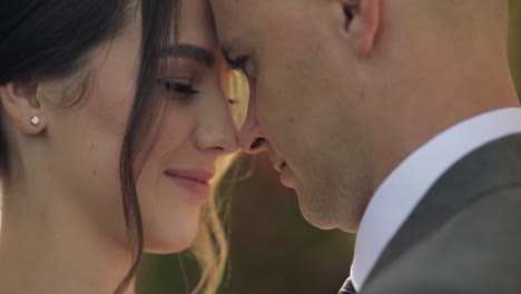 retrato de encantadores recién casados novia caucásica abrazando al novio, pareja de bodas abrazando a la familia