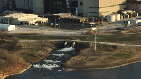 Una-Vista-De-La-Central-Eléctrica-Alimentada-Por-Carbón-En-El-Lago-Swepco-En-Arkansas,-Estados-Unidos.