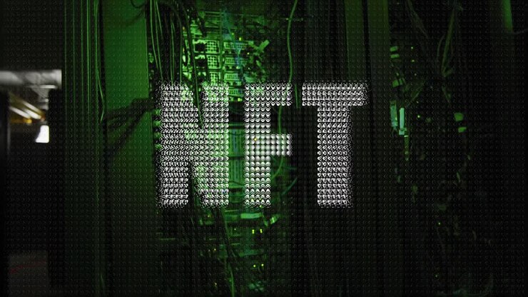 NFT-tekst over groen verlichte computerservers in donkere serverruimte
