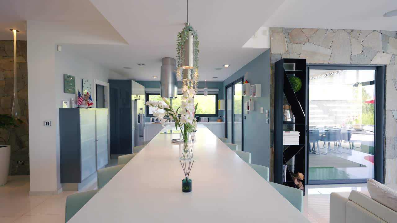 Cucina della Villa St Gély con illuminazione di design
