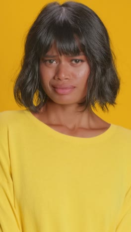expresando alegría y satisfacción en un entorno amarillo vibrante