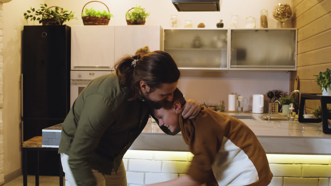 집 에 있는 백인 남자 와 소년