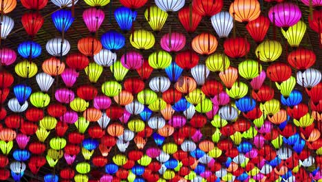 Toma-En-ángulo-Bajo-De-Una-Linterna-Colorida-Iluminada-En-El-Techo-A-Lo-Largo-De-Las-Calles-De-La-Ciudad-De-Lang-Son,-Vietnam-Por-La-Noche