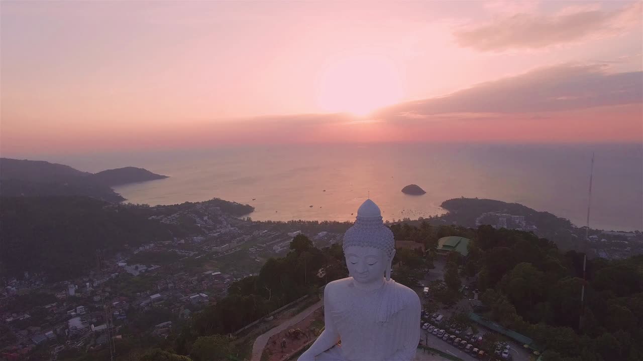 vista aérea del hermoso gran buda en la isla de phuket.