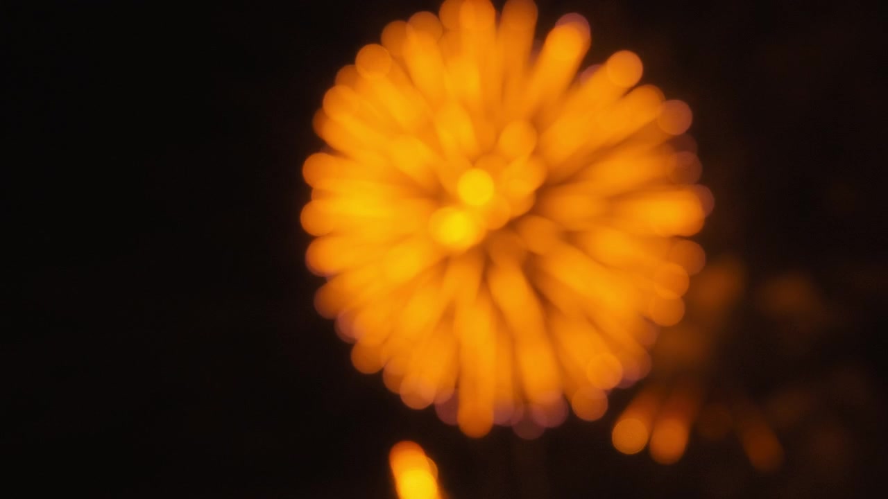 Fuochi d'artificio che esplodono nel cielo durante una celebrazione. Sfondo bokeh astratto