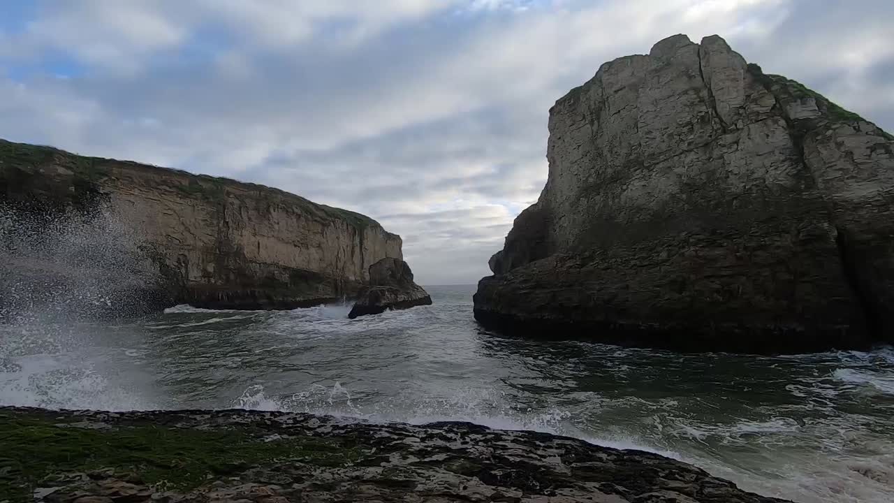 olas rompiendo contra las rocas en la cala de aleta de tiburón