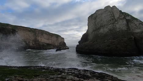 Olas-Rompiendo-Contra-Las-Rocas-En-La-Cala-De-Aleta-De-Tiburón