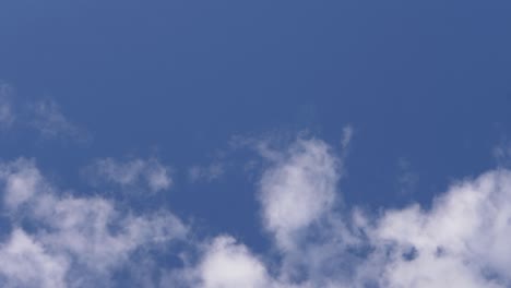 Flauschige-Wolken-Vor-Blauem-Himmel,-Die-Sich-Langsam-Drehen