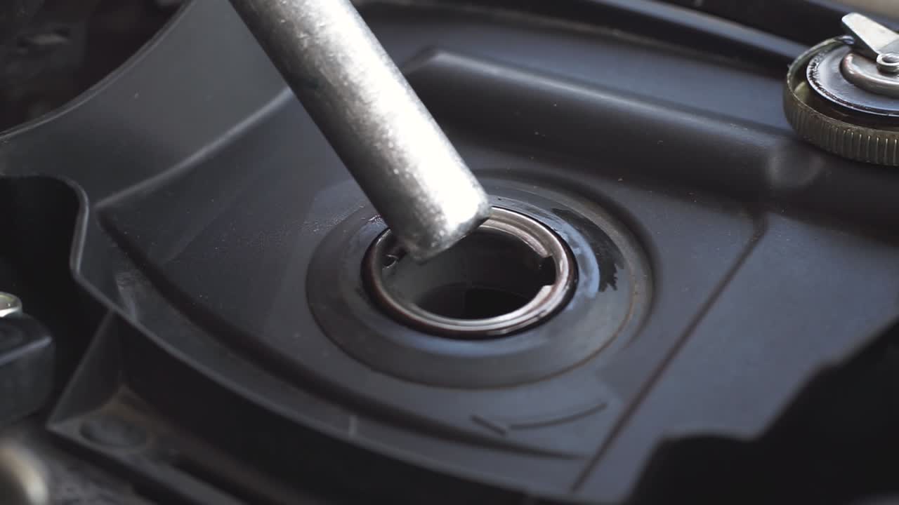 연료 노즐의 근접 촬영은 벤진을 오토바이 또는 스쿠터 연료 챔버로 배출합니다.