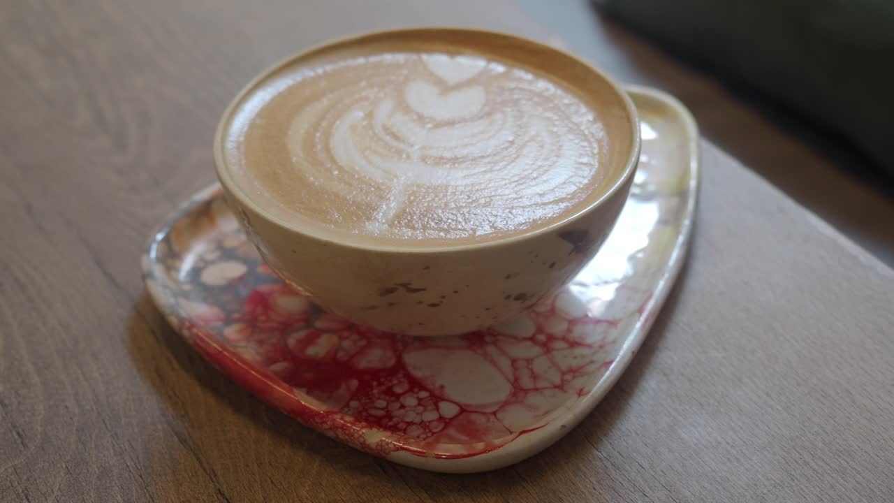 Primo piano di un latte macchiato con decorazione artistica